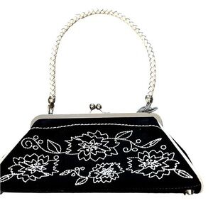 NWOT DAN W granny frame black & white embroidered small fabric trapezoid bag